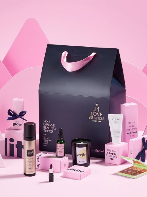 Foto des flaconi Adventkalenders mit allen enthaltenen Geschenken.