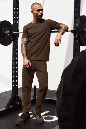 Alo | Conquer Reform Crewneck Short Sleeve Top in Espresso, Size: Medium