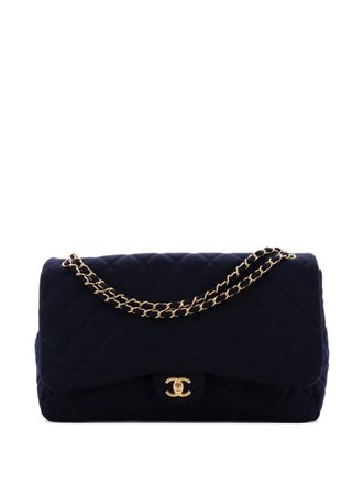 Chanel Borsa a spalla XXL Travel in jersey trapuntato con battente - Blu