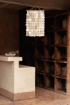Bazar Bizar L&aacute;mpara colgante de concha y hierro en blanco 40x40x85 cm