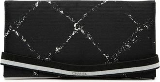 Chanel Pre-owned Clutches, female, Black, Size: ONE SIZE Pre-owned Black and White Graphic Print Long Wallet