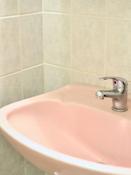 DIY Badezimmer Makeover: Wir erklären dir, wie du deine Fliesen ganz einfach selber streichen kannst