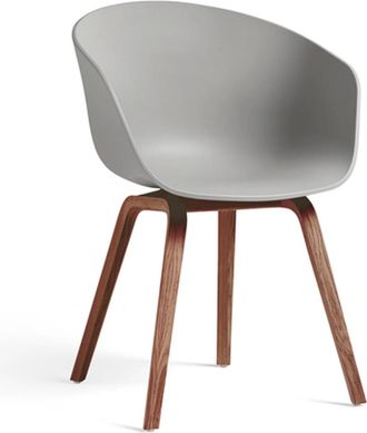 HAY About A Chair AAC 22, Walnuss lackiert / concrete grey 2.0 (Kunststoffgleiter)