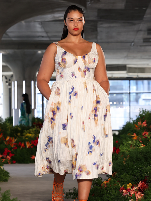 Devyn Garcia in einem weißen Midikleid mit Blumen.