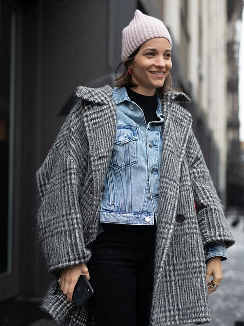 Streetstyle mit Jeansjacke, Mantel und einer Mütze.