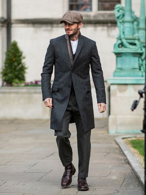 David Beckham in einem Wollmantel und mit einer Baker Boy Mütze.