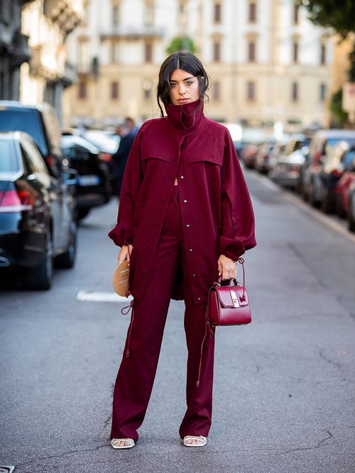 Streetstyle mit einem dunkelroten Outfit.