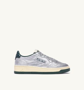 Autry MEDALIST LOW SNEAKERS IN SILVER AND BOTTLE METALIZED LEATHER