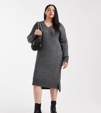Only ONLY Curve - Vestito midi in maglia grigia decorato con borchie e con scollo a V-Grigio