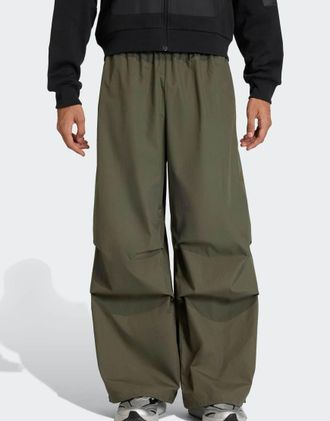 adidas City - Pantaloni tecnici oliva strata-Verde