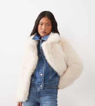 Forever New cappotto corto in pelliccia sintetica con collo a rever, color crema-Bianco