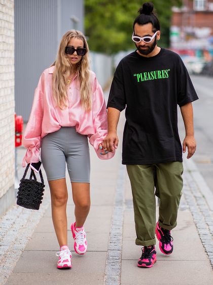 Wie kann man knallige Sneaker stylish kombinieren?