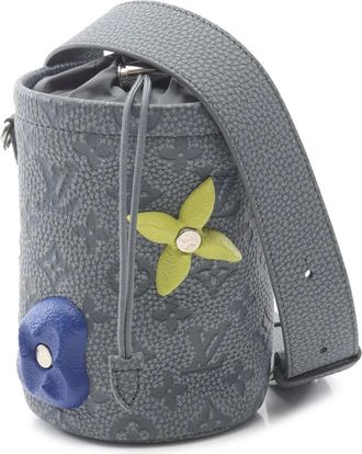 Louis Vuitton 2021-2025 Taurillon Chalk Nano Sling Bag crossbodytas met monogram - Grijs