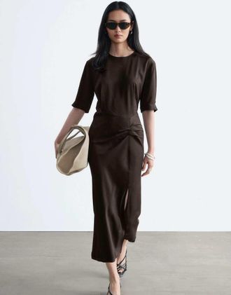 & Other Stories vestito strutturato con vita arricciata in marrone scuro
