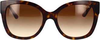 Vogue Eyewear Gedurfde Donkere Havana Zonnebril met Bruine Lenzen - Dames - Zonnebrillen - Bruin - 54 MM - Accessoires