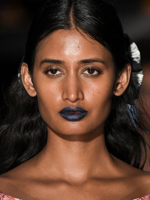 Ein Model geht über den Laufsteg der Batsheva Spring Summer Runway Show auf der New York Fashion Week.