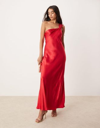 Forever New Vestito in raso rosso con gonna al polpaccio e spalle scoperte