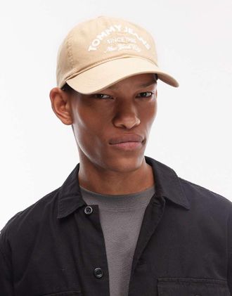 Tommy Jeans Cappellino color crema con logo ad arco ricamato-Bianco