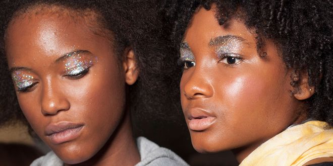 Close up zweier Frauen mit glitzerndem Lidschatten.