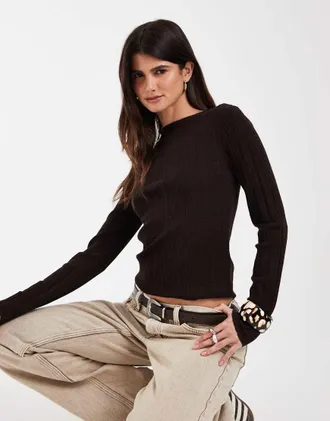 & Other Stories Top marrone scuro in maglia a coste in pura lana merino con maniche svasate