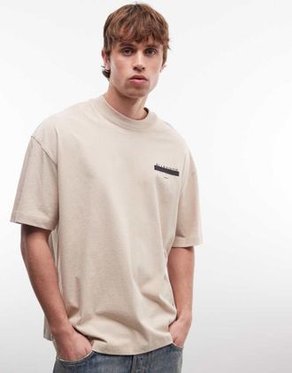 AllSaints Redact - T-shirt oversize marrone chiaro con logo ricamato e stampa sul retro