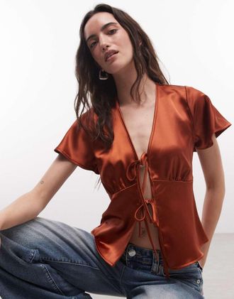 Reclaimed Vintage top in raso con nodo davanti color ruggine scuro-Rosso