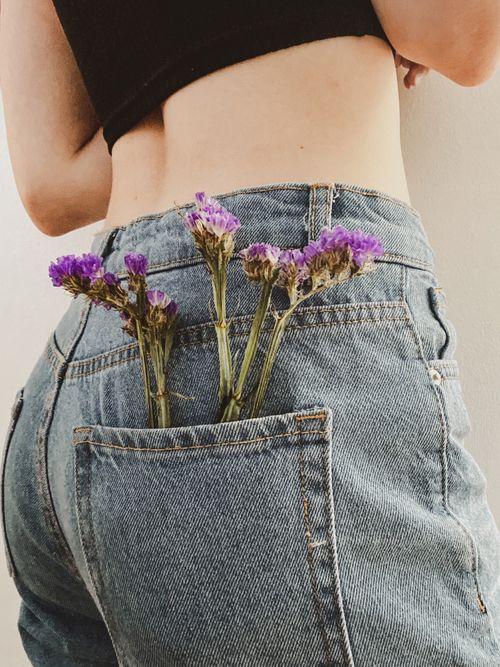 Close-up von einer Jeans mit Blumen in der Hosentasche