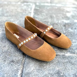 Mia Womens Karolin Cowsade Shoe In Tan