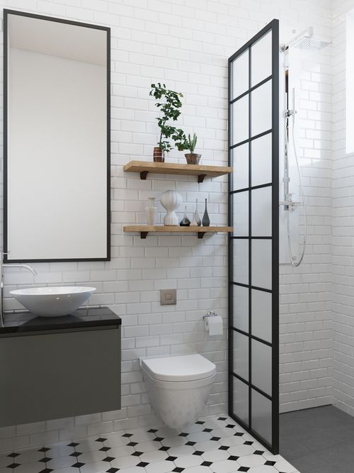 Ein weiß gefließtes Bad mit schwarzem Waschtisch, Holzregalen und einer schwarzen Duschtrennwand.