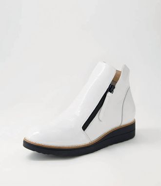 Django & Juliette Womens Ohmy Sneaker In White/ Black Sole Patent Leather