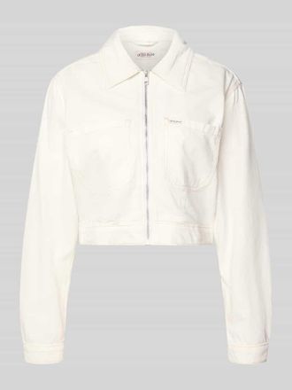 Guess Cropped Jeansjacke mit Brusttaschen und Label-Patch in Weiss, Gr&ouml;&szlig;e XS