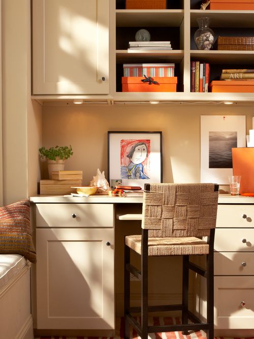 Foto von einem Arbeitsplatz im Homeoffice, wo Ordner schön in den Wohnungsstil integriert sind.