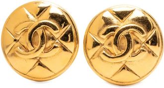 Chanel 1970-1980 CC Gold Plated Quilted Round Clip On Earrings costume earrings - Oro