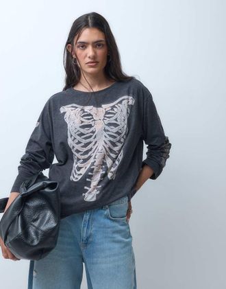 The Ragged Priest top oversize a maniche lunghe con grafica a scheletro in nero