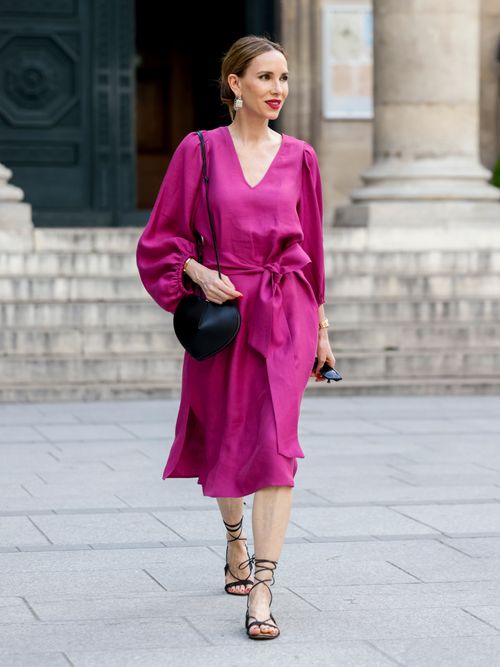 Alexandra Lapp trägt ein lilafarbenes Kleid aus Leinen von Seidensticker in Paris.