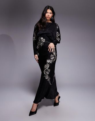 Asos Vestito lungo in raso nero sblusato con maniche ad ali di pipistrello, applicazioni in pizzo e ricami floreali