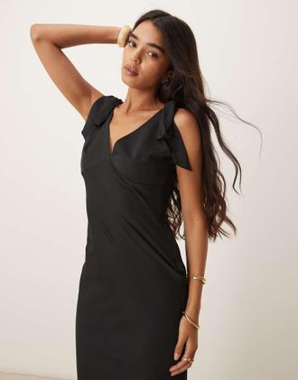 Pretty Lavish Vestito in raso nero con gonna al polpaccio e fiocco sulle spalle