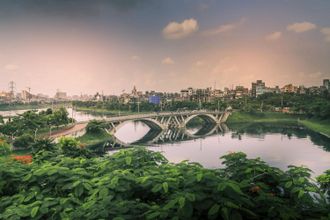 Queence Acrylglasbild »Brücke« Brücken Himmel Pflanzen Fine Art-Print in Galeriequalität