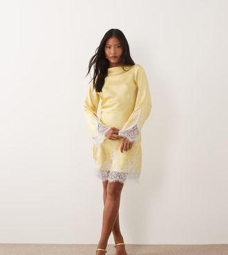 Tfnc Petite Vestito corto a maniche lunghe in raso giallo limone con scollo a barchetta e dettagli in pizzo