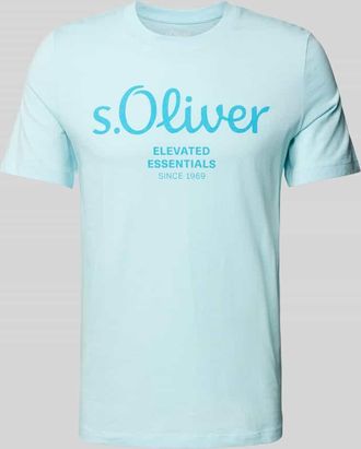 s.Oliver Red Label Regular Fit T-Shirt aus reiner Baumwolle mit gro&szlig;em Label Print in Sky, Gr&ouml;&szlig;e M