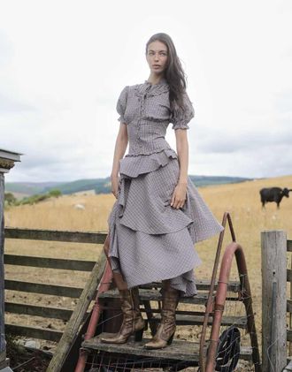Daisy Street vestito lungo con collo alto e volant, con gonna asimmetrica a volant a quadri marrone e navy