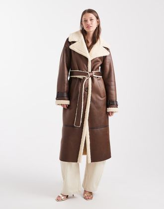 Miss Selfridge Cappotto in camoscio sintetico color cioccolato con fodera in pile borg e cintura in vita-Marrone