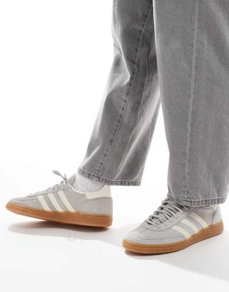 adidas Originals Handball Spezial sneakers grigie e bianche con suola gum-Multicolore