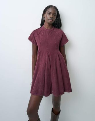 Asos vestito T-shirt mini in velluto a coste con godet e collo alto, bordeaux slavato-Rosso