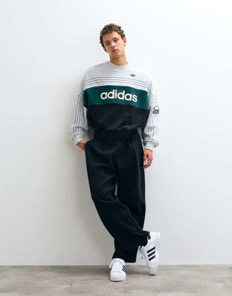 adidas Originals felpa college in grigio e verde