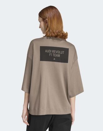 adidas Audi Formula One Team Elevated - T-shirt a maniche corte con grafica marrone semplice e rosso ad alta risoluzione