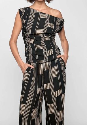 Staple the Label Marina Asymmetrical Top In Black/white
