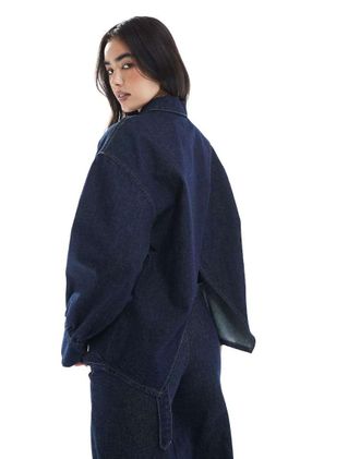 Asos Camicia oversize in denim rinse wash aperta dietro e con cinturino-Blu navy