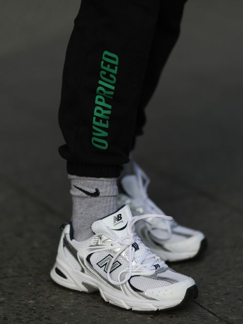 Influencerin Sonia Lyson trägt Socken über die Hose zu den Sneakers für einen warmen Winterlook