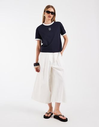 Lacoste T-shirt blu navy con logo al centro e profili a contrasto